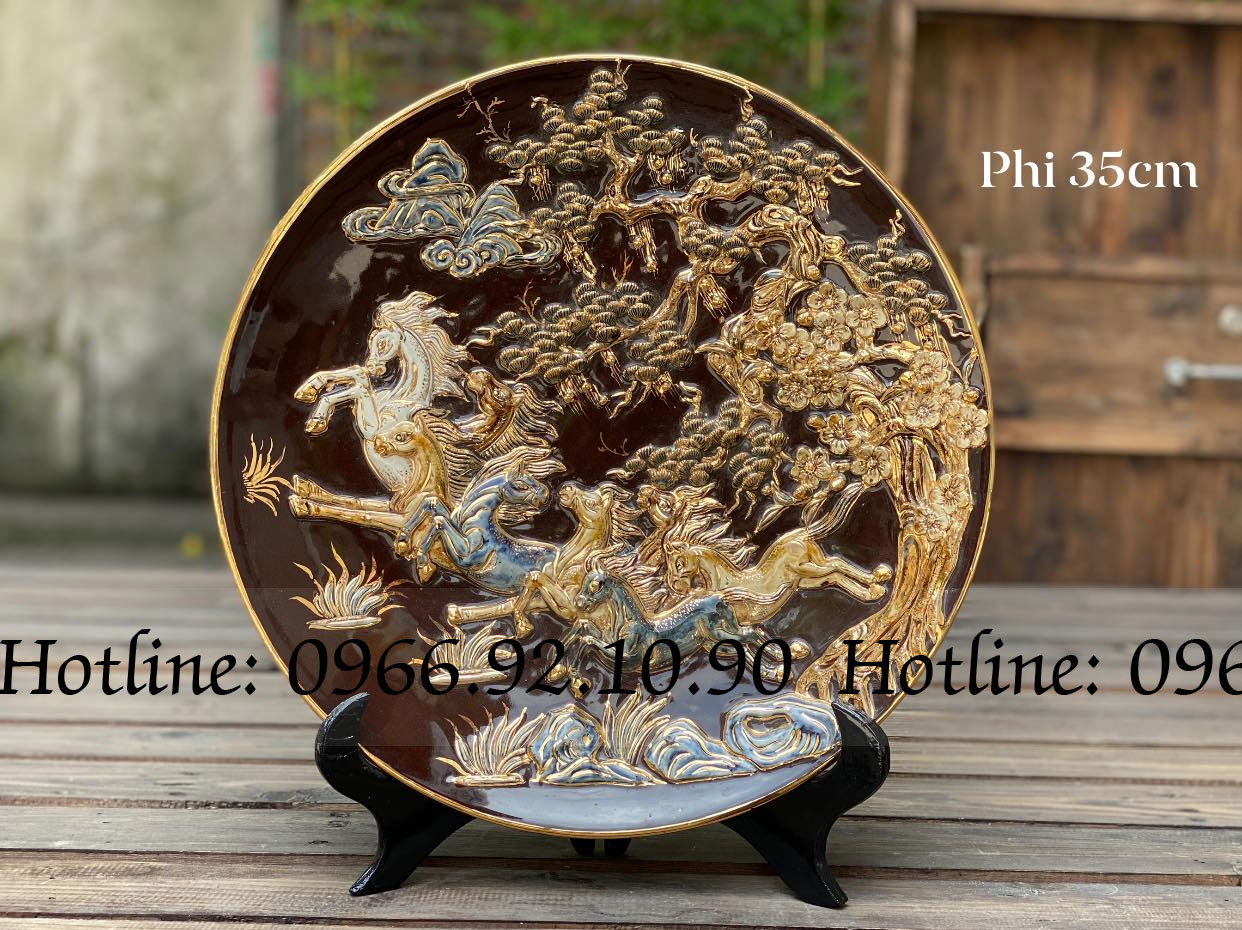 Đĩa cảnh trưng bày " MÃ ĐÁO THÀNH CÔNG "  đắp nổi vẽ vàng cao cấp Bát Tràng  màu nâu - D35cm